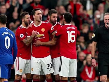 “曼联强势逆转，狼队主场饮恨失分”